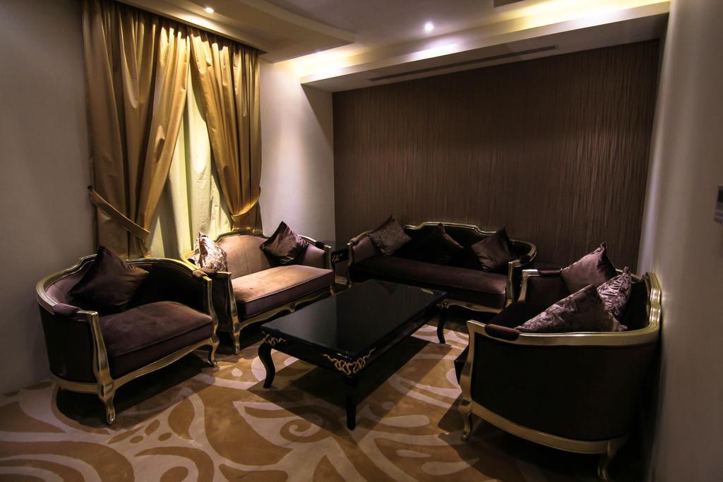 Rest Night Serviced Apartments- Alhamra Riad Cameră foto A living room in a hotel