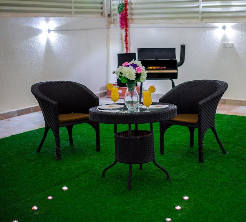 Rest Night Serviced Apartments- Alhamra Riad Exterior foto Artificial grass in a hotel